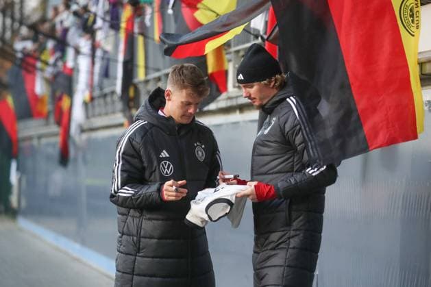 10.11.2025, xgox, Fussball - Deutsche Nationalmannschaft Öffentliches Training emspor, v.l. Alexander Nuebel (Nübel, Deutschland, ), Nick Woltemade (Deutschland, ) schreiben Autogramme (DFL DFB REGULATIONS PROHIBIT ANY USE OF PHOTOGRAPHS as IMAGE SEQUENCES and or QUASI-VIDEO) Wolfsburg
