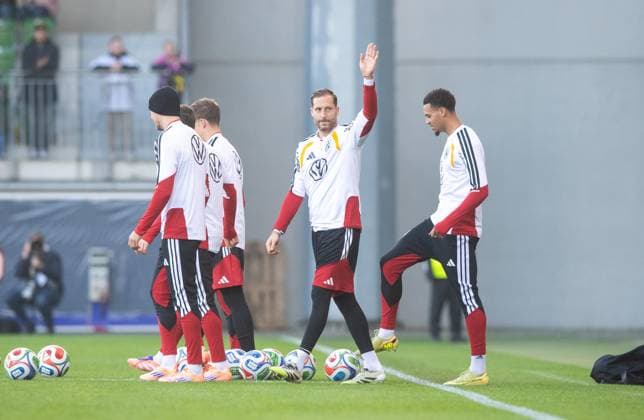 Fußball, Herren, Saison 2025 26, Training der deutschen Nationalmannschaft in Wolfsburg im AOK-Stadion , v. l. Torwart Oliver Baumann (Deutschland), Felix Nmecha (Deutschland), 10.11. 2025, Copyright: xSebastianxRäppold MatthiasxKochx
