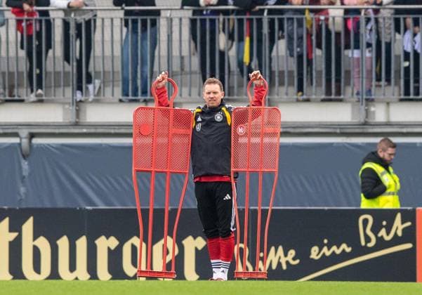 Fußball, Herren, Saison 2025 26, Training der deutschen Nationalmannschaft in Wolfsburg im AOK-Stadion, Bundestrainer Julian Nagelsmann (Deutschland) und Fans, 10.11. 2025, Copyright: xSebastianxRäppold MatthiasxKochx