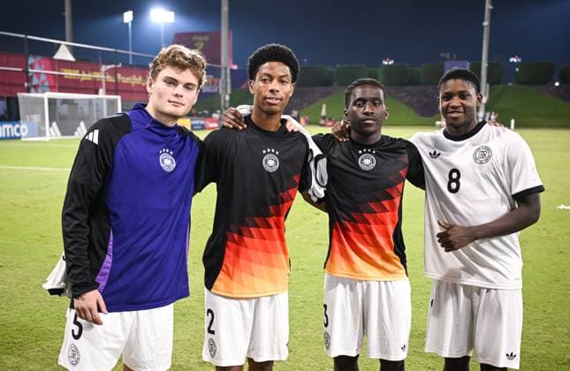 Fussball, Junioren U 17 WM 2025 in Doha Katar Vorrunde 10.11.2025 Gruppe G El Salvador - Deutschland Ben Hawighorst, Nebe Sirak Domnic, Osman Mohamed Turay und Jeremiah Dennit Mensah (v.li. alle Deutschland Bayer 04 Leverkusen)