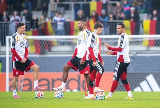 Fußball, Herren, Saison 2025 26, Training der deutschen Nationalmannschaft in Wolfsburg im AOK-Stadion, v. l. Said El Mala (Deutschland), Jonathan Tah (Deutschland), Florian Wirtz (Deutschland), Leroy Sane (Deutschland), 10.11. 2025, Copyright: xSebastianxRäppold MatthiasxKochx