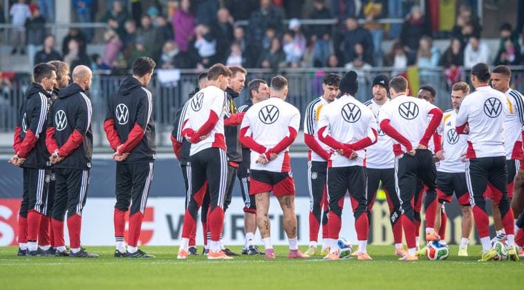 Fußball, Herren, Saison 2025 26, Training der deutschen Nationalmannschaft in Wolfsburg im AOK-Stadion, Ansprache Bundestrainer Julian Nagelsmann (Deutschland), 10.11. 2025, Copyright: xSebastianxRäppold MatthiasxKochx
