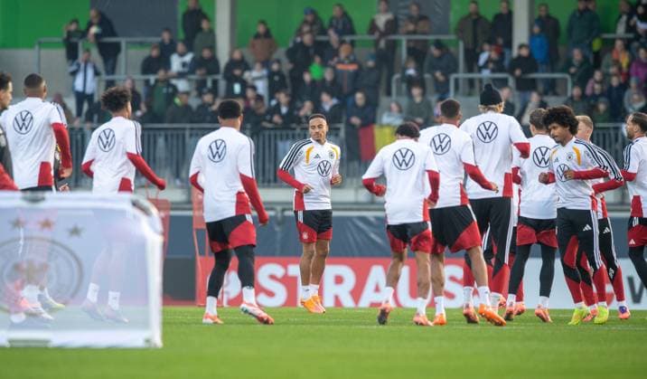 Fußball, Herren, Saison 2025 26, Training der deutschen Nationalmannschaft in Wolfsburg im AOK-Stadion, in der Mitte Jamie Leweling (Deutschland), 10.11. 2025, Copyright: xSebastianxRäppold MatthiasxKochx