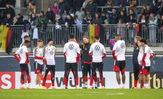 Fußball, Herren, Saison 2025 26, Training der deutschen Nationalmannschaft in Wolfsburg im AOK-Stadion, Ansprache Bundestrainer Julian Nagelsmann (Deutschland), 10.11. 2025, Copyright: xSebastianxRäppold MatthiasxKochx