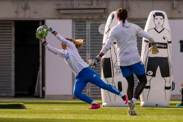 November 10, 2025, Madrid, Madrid, Spain: Pre-match training for the Women s Champions League match between REAL MADRID WOMEN and PARIS FOOTBALL CLUB WOMEN. November 10, 2025, Valdebebas, Madrid, Spain. Madrid Spain - ZUMAc312 20251110_zsp_c312_051 Copyright: xOscarxManuelxSanchezx