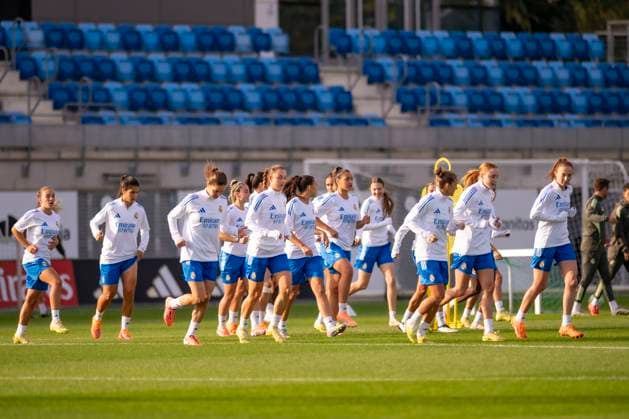 November 10, 2025, Madrid, Madrid, Spain: Pre-match training for the Women s Champions League match between REAL MADRID WOMEN and PARIS FOOTBALL CLUB WOMEN. November 10, 2025, Valdebebas, Madrid, Spain. Madrid Spain - ZUMAc312 20251110_zsp_c312_052 Copyright: xOscarxManuelxSanchezx