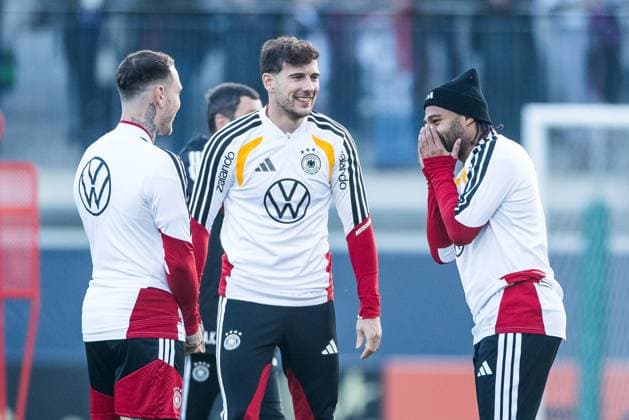 DFB Herren Trainingslager: Öffentliches Training; 10.11.2025 David Raum (Deutschland), Leon Goretzka (Deutschland) und Serge Gnabry (Deutschland) DFB Herren Trainingslager: Öffentliches Training, Wolfsburg, AOK Stadion am 10.11.2025 Copyright: xBEAUTIFULxSPORTS Wunderlx