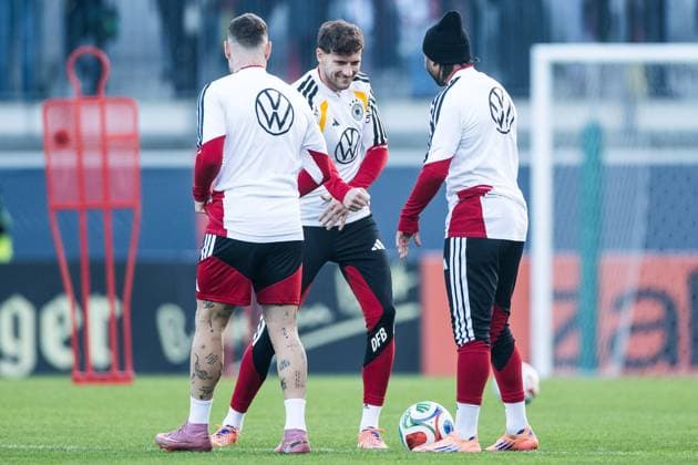 DFB Herren Trainingslager: Öffentliches Training; 10.11.2025 David Raum (Deutschland), Leon Goretzka (Deutschland) und Serge Gnabry (Deutschland) DFB Herren Trainingslager: Öffentliches Training, Wolfsburg, AOK Stadion am 10.11.2025 Copyright: xBEAUTIFULxSPORTS Wunderlx