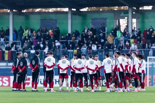 DFB Herren Trainingslager: Öffentliches Training; 10.11.2025 Teamkreis, Besprechung vor Trainingsbeginn DFB Herren Trainingslager: Öffentliches Training, Wolfsburg, AOK Stadion am 10.11.2025 Copyright: xBEAUTIFULxSPORTS Wunderlx