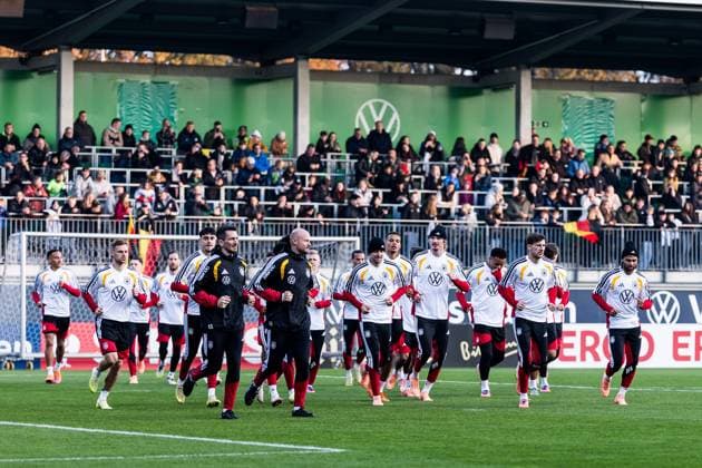 DFB Herren Trainingslager: Öffentliches Training; 10.11.2025 Warmlaufen, Die Mannschaft läuft geschlossen eine Runde um den Platz DFB Herren Trainingslager: Öffentliches Training, Wolfsburg, AOK Stadion am 10.11.2025 Copyright: xBEAUTIFULxSPORTS Wunderlx