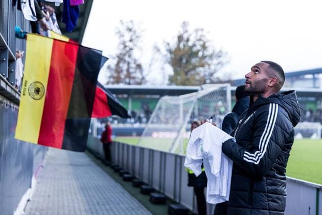 DFB Herren Trainingslager: Öffentliches Training; 10.11.2025 Jonathan Tah (Deutschland) gibt Autogramme DFB Herren Trainingslager: Öffentliches Training, Wolfsburg, AOK Stadion am 10.11.2025 Copyright: xBEAUTIFULxSPORTS Wunderlx