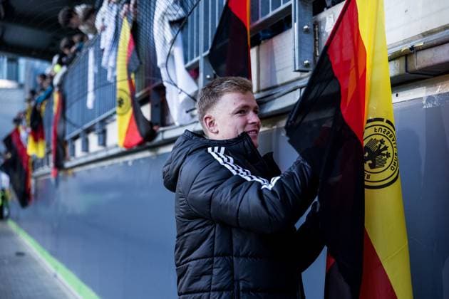 DFB Herren Trainingslager: Öffentliches Training; 10.11.2025 Jonathan Burkardt (Deutschland) gibt Autogramme DFB Herren Trainingslager: Öffentliches Training, Wolfsburg, AOK Stadion am 10.11.2025 Copyright: xBEAUTIFULxSPORTS Wunderlx