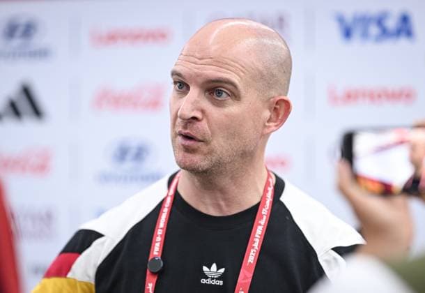 Fussball, Junioren U 17 WM 2025 in Doha Katar Vorrunde 10.11.2025 Gruppe G El Salvador - Deutschland Trainer Marc - Patrick Meister (Deutschland) beim Interview in der Mixed Zone