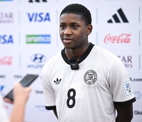 Fussball, Junioren U 17 WM 2025 in Doha Katar Vorrunde 10.11.2025 Gruppe G El Salvador - Deutschland Man of the Match; Jeremiah Dennit Mensah (Deutschland Bayer 04 Leverkusen) beim Interview in der Mixed Zone
