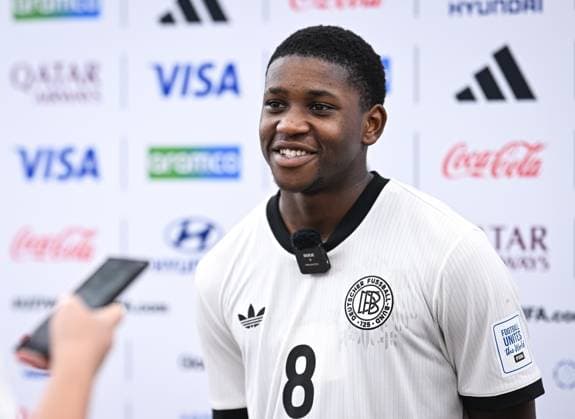 Fussball, Junioren U 17 WM 2025 in Doha Katar Vorrunde 10.11.2025 Gruppe G El Salvador - Deutschland Man of the Match; Jeremiah Dennit Mensah (Deutschland Bayer 04 Leverkusen) beim Interview in der Mixed Zone