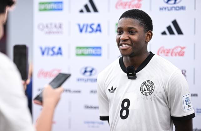 Fussball, Junioren U 17 WM 2025 in Doha Katar Vorrunde 10.11.2025 Gruppe G El Salvador - Deutschland Man of the Match; Jeremiah Dennit Mensah (Deutschland Bayer 04 Leverkusen) beim Interview in der Mixed Zone