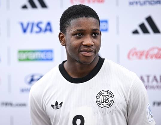 Fussball, Junioren U 17 WM 2025 in Doha Katar Vorrunde 10.11.2025 Gruppe G El Salvador - Deutschland Man of the Match; Jeremiah Dennit Mensah (Deutschland Bayer 04 Leverkusen) beim Interview in der Mixed Zone