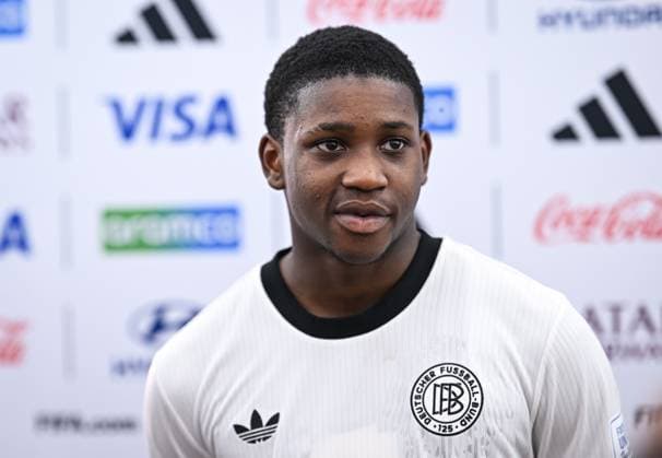 Fussball, Junioren U 17 WM 2025 in Doha Katar Vorrunde 10.11.2025 Gruppe G El Salvador - Deutschland Man of the Match; Jeremiah Dennit Mensah (Deutschland Bayer 04 Leverkusen) beim Interview in der Mixed Zone