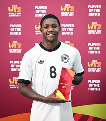 Fussball, Junioren U 17 WM 2025 in Doha Katar Vorrunde 10.11.2025 Gruppe G El Salvador - Deutschland Man of the Match; Jeremiah Dennit Mensah (Deutschland Bayer 04 Leverkusen) *** Football, Junior U 17 World Cup 2025 in Doha Qatar Preliminary round 10 11 2025 Group G El Salvador Germany Man of the Match Jeremiah Dennit Mensah Germany Bayer 04 Leverkusen