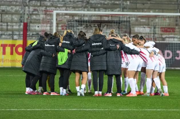 Google Pixel Frauen-Bundesliga: SC Freiburg vs. Bayer 04 Leverkusen, 10.11.2025 Mannschaftskreis des SC Freiburg vor dem Spiel Google Pixel Frauen-Bundesliga: SC Freiburg vs. Bayer 04 Leverkusen, Dreisamstadion, 10.11.2025 DFB DFL REGULATIONS PROHIBIT ANY USE OF PHOTOGRAPHS AS IMAGE SEQUENCES AND OR QUASI-VIDEO. Copyright: xBEAUTIFULxSPORTS Boscox