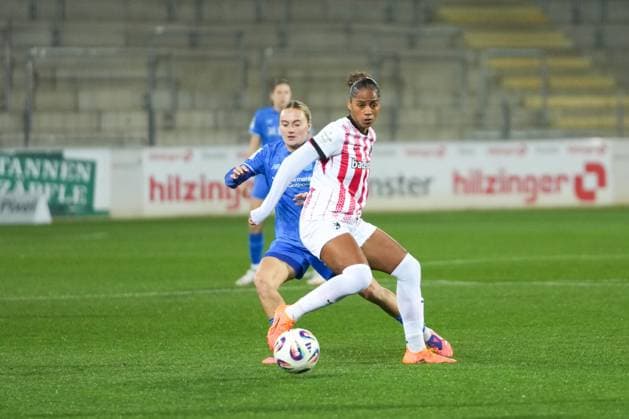 Google Pixel Frauen-Bundesliga: SC Freiburg vs. Bayer 04 Leverkusen, 10.11.2025 Zweikampf zwischen Estrella Merino (Bayer 04 Leverkusen, 10) und Aurélie Csillag (SC Freiburg, 17) Google Pixel Frauen-Bundesliga: SC Freiburg vs. Bayer 04 Leverkusen, Dreisamstadion, 10.11.2025 DFB DFL REGULATIONS PROHIBIT ANY USE OF PHOTOGRAPHS AS IMAGE SEQUENCES AND OR QUASI-VIDEO. Copyright: xBEAUTIFULxSPORTS Boscox