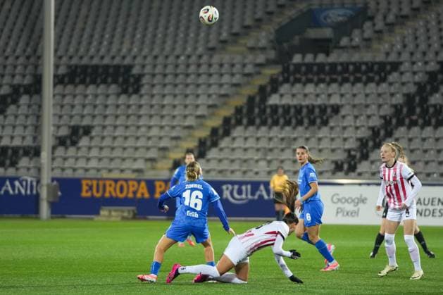 Google Pixel Frauen-Bundesliga: SC Freiburg vs. Bayer 04 Leverkusen, 10.11.2025 Sofie Zdebel (Bayer 04 Leverkusen, 16) mit einem Foul an Selina Vobian (SC Freiburg, 10) Google Pixel Frauen-Bundesliga: SC Freiburg vs. Bayer 04 Leverkusen, Dreisamstadion, 10.11.2025 DFB DFL REGULATIONS PROHIBIT ANY USE OF PHOTOGRAPHS AS IMAGE SEQUENCES AND OR QUASI-VIDEO. Copyright: xBEAUTIFULxSPORTS Boscox