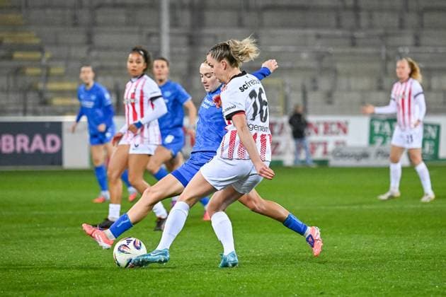 Sofie Zdebel (Bayer 04 Leverkusen, 16), Greta Stegemann (SC Freiburg Frauen, 16) im Duell um den Ball. GER, SC Freiburg - Bayer 04 Leverkuse, Frauen-Fussball, Google Pixel Frauen-Bundesliga, 10. Spieltag, Saison 2025 2026, 10.11.2025 DFB REGULATIONS PROHIBIT ANY USE OF PHOTOGRAPHS AS IMAGE SEQUENCES AND OR QUASI-VIDEO GER, SC Freiburg - Bayer 04 Leverkuse, Frauen-Fussball, Google Pixel Frauen-Bundesliga, 10. Spieltag, Saison 2025 2026, 10.11.2025 Freiburg Copyright: xEibner-Pressefoto ThomasxHessx EP_THS