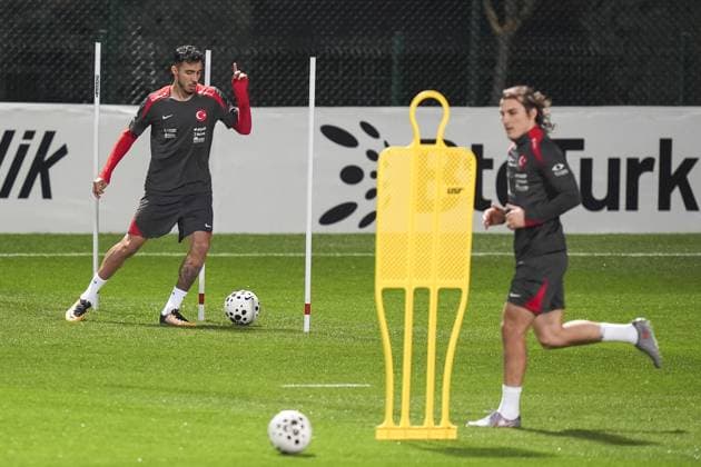 Turkish National Football Team training session ISTANBUL, TURKIYE - NOVEMBER 10: Emirhan Topcu (L) of Turkiye attends a training session ahead of 2026 FIFA World Cup, WM, Weltmeisterschaft, Fussball European Qualifiers Group E match between Turkiye and Bulgaria at the TFF Hasan Dogan Facilities in Istanbul, Turkiye on November 10, 2025. Arife Karakum Anadolu Istanbul Turkey. Editorial use only. Please get in touch for any other usage.  Copyright: x2025xAnadoluxArifexKarakumx