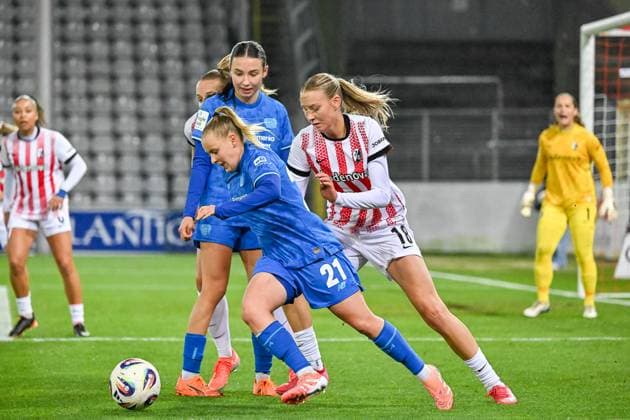 Julia Mickenhagen (Bayer 04 Leverkusen, 18) am Ball und im Duel Mia-Lena Maas (SC Freiburg Frauen, 18) GER, SC Freiburg - Bayer 04 Leverkuse, Frauen-Fussball, Google Pixel Frauen-Bundesliga, 10. Spieltag, Saison 2025 2026, 10.11.2025 DFB REGULATIONS PROHIBIT ANY USE OF PHOTOGRAPHS AS IMAGE SEQUENCES AND OR QUASI-VIDEO GER, SC Freiburg - Bayer 04 Leverkuse, Frauen-Fussball, Google Pixel Frauen-Bundesliga, 10. Spieltag, Saison 2025 2026, 10.11.2025 Freiburg Copyright: xEibner-Pressefoto ThomasxHessx EP_THS