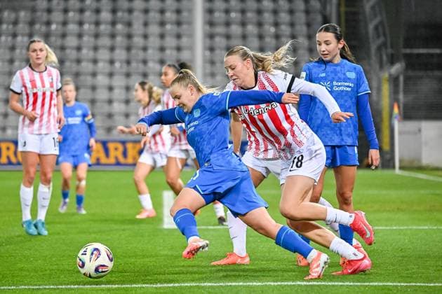 Julia Mickenhagen (Bayer 04 Leverkusen, 18) am Ball und im Duel Mia-Lena Maas (SC Freiburg Frauen, 18) GER, SC Freiburg - Bayer 04 Leverkuse, Frauen-Fussball, Google Pixel Frauen-Bundesliga, 10. Spieltag, Saison 2025 2026, 10.11.2025 DFB REGULATIONS PROHIBIT ANY USE OF PHOTOGRAPHS AS IMAGE SEQUENCES AND OR QUASI-VIDEO GER, SC Freiburg - Bayer 04 Leverkuse, Frauen-Fussball, Google Pixel Frauen-Bundesliga, 10. Spieltag, Saison 2025 2026, 10.11.2025 Freiburg Copyright: xEibner-Pressefoto ThomasxHessx EP_THS