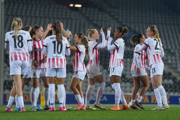 Mannschaft vor dem Spiel, Mia-Lena Maas (SC Freiburg, 18), Selina Vobian (SC Freiburg, 10), Nia Szenk (SC Freiburg, 19), Meret Felde (SC Freiburg, 04), Aurà lie Csillag Aurelie Csillag (SC Freiburg, 17), Luca Birkholz (SC Freiburg, 23) , Deutschland, Fussball, GooglePixel Frauen-Bundesliga, 10.Spieltag, 2025 2026, SC Freiburg vs. Bayer 04 Leverkusen, 10.11.2025, Dreisamstadion, Freiburg, Deutschland DFB REGULATIONS PROHIBIT ANY USE OF PHOTOGRAPHS AS IMAGE SEQUENCES AND OR QUASI-VIDEO. Freiburg Dreisamstadion Baden-Wuerttemberg Deutschland Copyright: xArnexAmbergx