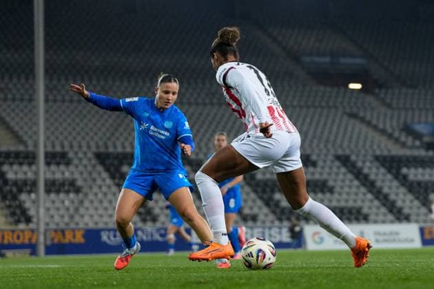 Aurà lie Csillag Aurelie Csillag (SC Freiburg, 17) am Ball , Deutschland, Fussball, GooglePixel Frauen-Bundesliga, 10.Spieltag, 2025 2026, SC Freiburg vs. Bayer 04 Leverkusen, 10.11.2025, Dreisamstadion, Freiburg, Deutschland DFB REGULATIONS PROHIBIT ANY USE OF PHOTOGRAPHS AS IMAGE SEQUENCES AND OR QUASI-VIDEO. Freiburg Dreisamstadion Baden-Wuerttemberg Deutschland Copyright: xArnexAmbergx