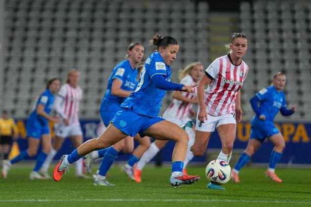 Estrella Merino Gonzalez (Bayer 04 Leverkusen, 10) am Ball , Deutschland, Fussball, GooglePixel Frauen-Bundesliga, 10.Spieltag, 2025 2026, SC Freiburg vs. Bayer 04 Leverkusen, 10.11.2025, Dreisamstadion, Freiburg, Deutschland DFB REGULATIONS PROHIBIT ANY USE OF PHOTOGRAPHS AS IMAGE SEQUENCES AND OR QUASI-VIDEO. Freiburg Dreisamstadion Baden-Wuerttemberg Deutschland Copyright: xArnexAmbergx