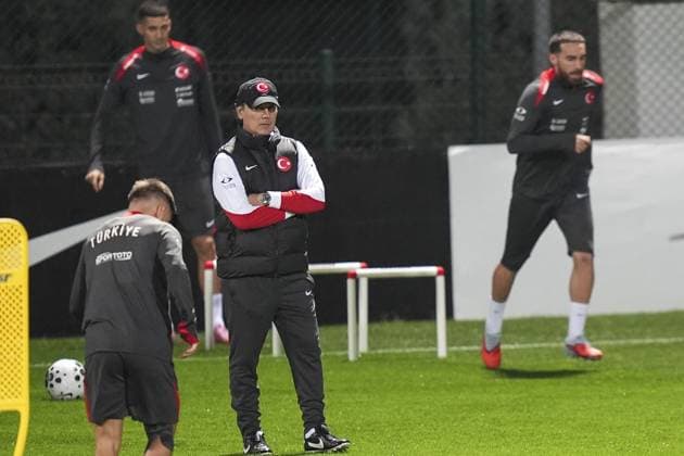 Turkish National Football Team training session ISTANBUL, TURKIYE - NOVEMBER 10: Head coach of Turkish National Football Team Vincenzo Montella leads a training session ahead of 2026 FIFA World Cup, WM, Weltmeisterschaft, Fussball European Qualifiers Group E match between Turkiye and Bulgaria at the TFF Hasan Dogan Facilities in Istanbul, Turkiye on November 10, 2025. Arife Karakum Anadolu Istanbul Turkey. Editorial use only. Please get in touch for any other usage.  Copyright: x2025xAnadoluxArifexKarakumx