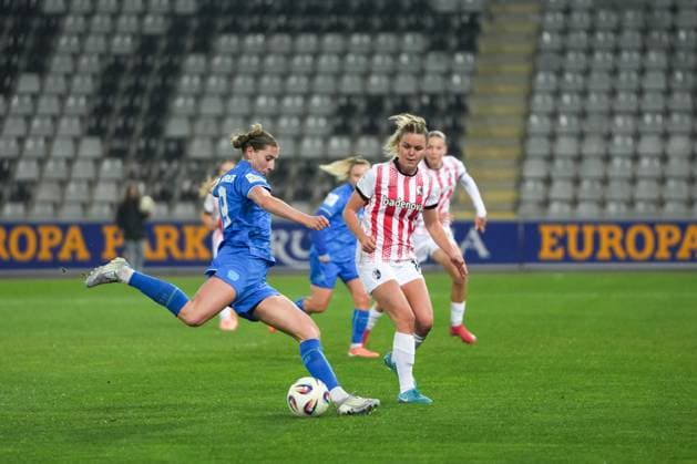 Google Pixel Frauen-Bundesliga: SC Freiburg vs. Bayer 04 Leverkusen, 10.11.2025 Caroline Kehrer (Bayer 04 Leverkusen, 9) mit einem Schussversuch Google Pixel Frauen-Bundesliga: SC Freiburg vs. Bayer 04 Leverkusen, Dreisamstadion, 10.11.2025 DFB DFL REGULATIONS PROHIBIT ANY USE OF PHOTOGRAPHS AS IMAGE SEQUENCES AND OR QUASI-VIDEO. Copyright: xBEAUTIFULxSPORTS Boscox