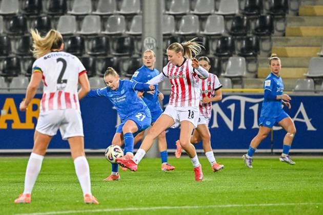 Vanessa Fudalla (Bayer 04 Leverkusen, 21), Mia-Lena Maas (SC Freiburg Frauen, 18) im Duell um den Ball. GER, SC Freiburg - Bayer 04 Leverkuse, Frauen-Fussball, Google Pixel Frauen-Bundesliga, 10. Spieltag, Saison 2025 2026, 10.11.2025 DFB REGULATIONS PROHIBIT ANY USE OF PHOTOGRAPHS AS IMAGE SEQUENCES AND OR QUASI-VIDEO GER, SC Freiburg - Bayer 04 Leverkuse, Frauen-Fussball, Google Pixel Frauen-Bundesliga, 10. Spieltag, Saison 2025 2026, 10.11.2025 Freiburg Copyright: xEibner-Pressefoto ThomasxHessx EP_THS