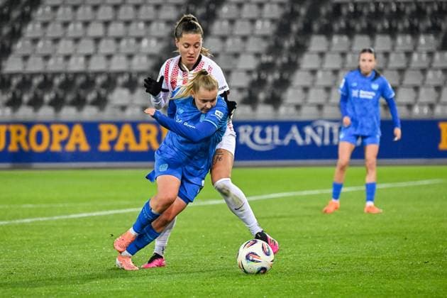 Selina Vobian (SC Freiburg Frauen, 10), Vanessa Fudalla (Bayer 04 Leverkusen, 21) im Duell. GER, SC Freiburg - Bayer 04 Leverkuse, Frauen-Fussball, Google Pixel Frauen-Bundesliga, 10. Spieltag, Saison 2025 2026, 10.11.2025 DFB REGULATIONS PROHIBIT ANY USE OF PHOTOGRAPHS AS IMAGE SEQUENCES AND OR QUASI-VIDEO GER, SC Freiburg - Bayer 04 Leverkuse, Frauen-Fussball, Google Pixel Frauen-Bundesliga, 10. Spieltag, Saison 2025 2026, 10.11.2025 Freiburg Copyright: xEibner-Pressefoto ThomasxHessx EP_THS