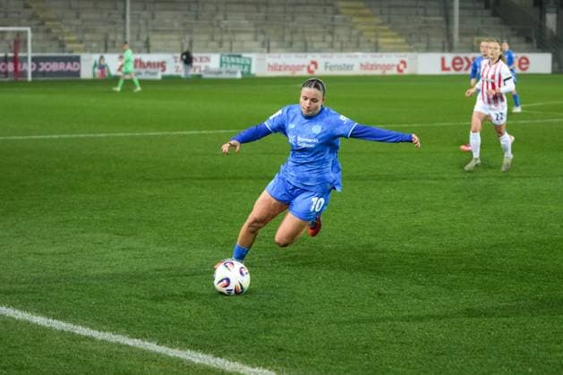 Google Pixel Frauen-Bundesliga: SC Freiburg vs. Bayer 04 Leverkusen, 10.11.2025 Estrella Merino (Bayer 04 Leverkusen, 10) die zum Ball Rutsch an der Außenlinie Google Pixel Frauen-Bundesliga: SC Freiburg vs. Bayer 04 Leverkusen, Dreisamstadion, 10.11.2025 DFB DFL REGULATIONS PROHIBIT ANY USE OF PHOTOGRAPHS AS IMAGE SEQUENCES AND OR QUASI-VIDEO. Copyright: xBEAUTIFULxSPORTS Boscox