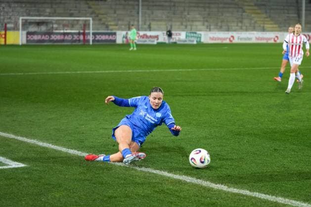 Google Pixel Frauen-Bundesliga: SC Freiburg vs. Bayer 04 Leverkusen, 10.11.2025 Estrella Merino (Bayer 04 Leverkusen, 10) die zum Ball Rutsch an der Außenlinie Google Pixel Frauen-Bundesliga: SC Freiburg vs. Bayer 04 Leverkusen, Dreisamstadion, 10.11.2025 DFB DFL REGULATIONS PROHIBIT ANY USE OF PHOTOGRAPHS AS IMAGE SEQUENCES AND OR QUASI-VIDEO. Copyright: xBEAUTIFULxSPORTS Boscox