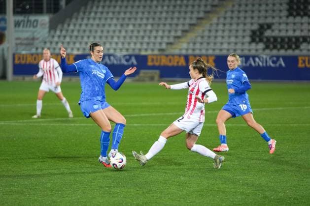 Google Pixel Frauen-Bundesliga: SC Freiburg vs. Bayer 04 Leverkusen, 10.11.2025 Zweikampf zwischen Selina Ostermeier (Bayer 04 Leverkusen, 2) und Lisa Kolb (SC Freiburg, 22) Google Pixel Frauen-Bundesliga: SC Freiburg vs. Bayer 04 Leverkusen, Dreisamstadion, 10.11.2025 DFB DFL REGULATIONS PROHIBIT ANY USE OF PHOTOGRAPHS AS IMAGE SEQUENCES AND OR QUASI-VIDEO. Copyright: xBEAUTIFULxSPORTS Boscox