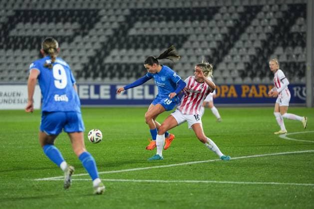 Google Pixel Frauen-Bundesliga: SC Freiburg vs. Bayer 04 Leverkusen, 10.11.2025 Zweikampf zwischen Loreen Bender (Bayer 04 Leverkusen, 19) und Greta Stegemann (SC Freiburg, 16) Google Pixel Frauen-Bundesliga: SC Freiburg vs. Bayer 04 Leverkusen, Dreisamstadion, 10.11.2025 DFB DFL REGULATIONS PROHIBIT ANY USE OF PHOTOGRAPHS AS IMAGE SEQUENCES AND OR QUASI-VIDEO. Copyright: xBEAUTIFULxSPORTS Boscox
