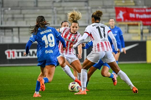 Lisa Karl (SC Freiburg Frauen, 02) am Ball und vor Loreen Bender (Bayer 04 Leverkusen, 19) und Aurelie Csillag (SC Freiburg Frauen, 17) GER, SC Freiburg - Bayer 04 Leverkuse, Frauen-Fussball, Google Pixel Frauen-Bundesliga, 10. Spieltag, Saison 2025 2026, 10.11.2025 DFB REGULATIONS PROHIBIT ANY USE OF PHOTOGRAPHS AS IMAGE SEQUENCES AND OR QUASI-VIDEO GER, SC Freiburg - Bayer 04 Leverkuse, Frauen-Fussball, Google Pixel Frauen-Bundesliga, 10. Spieltag, Saison 2025 2026, 10.11.2025 Freiburg *** Lisa Karl SC Freiburg Women, 02 on the ball and ahead of Loreen Bender Bayer 04 Leverkusen, 19 and Aurelie Csillag SC Freiburg Women, 17 GER, SC Freiburg Bayer 04 Leverkuse, Women Football, Google Pixel Women Bundesliga, Matchday 10, Season 2025 2026, 10 11 2025 DFB REGULATES PROHIBIT ANY USE OF PHOTOGRAPHS AS IMAGE SEQUENCES AND OR QUASI VIDEO GER, SC Freiburg Bayer 04 Leverkuse, Womens football, Google Pixel Womens Bundesliga, Matchday 10, Season 2025 2026, 10 11 2025 Freiburg Copyright: xEibner-Pressefoto ThomasxHessx EP_THS