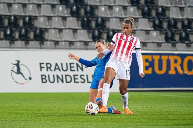 Aurelie Csillag (17 SC Freiburg), right, and Julia Mickenhagen (18 Bayer Leverkusen), left, in action during the match between SC Freiburg and Bayer 04 Leverkusen at Dreisamstadion, Freiburg, Germany. Copyright: xPriscilaxBütlerx xSPPx Sportspressphoto_SPR60694