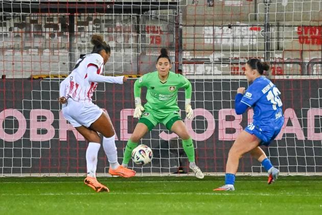 Aurelie Csillag (SC Freiburg Frauen, 17) vor dem Tor von Charlotte Voll (Bayer 04 Leverkusen, 01) und Estrella Merino Gonzalez (Bayer 04 Leverkusen, 10) GER, SC Freiburg - Bayer 04 Leverkuse, Frauen-Fussball, Google Pixel Frauen-Bundesliga, 10. Spieltag, Saison 2025 2026, 10.11.2025 DFB REGULATIONS PROHIBIT ANY USE OF PHOTOGRAPHS AS IMAGE SEQUENCES AND OR QUASI-VIDEO GER, SC Freiburg - Bayer 04 Leverkuse, Frauen-Fussball, Google Pixel Frauen-Bundesliga, 10. Spieltag, Saison 2025 2026, 10.11.2025 Freiburg Copyright: xEibner-Pressefoto ThomasxHessx EP_THS