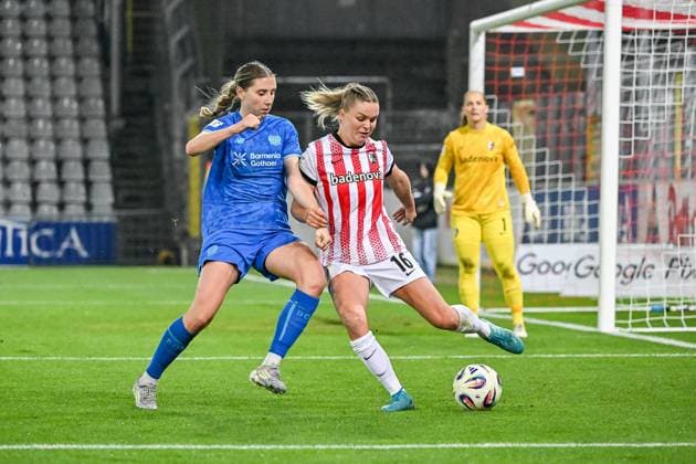 Caroline Kehrer (Bayer 04 Leverkusen, 09), Greta Stegemann (SC Freiburg Frauen, 16) im Duell um den Ball. GER, SC Freiburg - Bayer 04 Leverkuse, Frauen-Fussball, Google Pixel Frauen-Bundesliga, 10. Spieltag, Saison 2025 2026, 10.11.2025 DFB REGULATIONS PROHIBIT ANY USE OF PHOTOGRAPHS AS IMAGE SEQUENCES AND OR QUASI-VIDEO GER, SC Freiburg - Bayer 04 Leverkuse, Frauen-Fussball, Google Pixel Frauen-Bundesliga, 10. Spieltag, Saison 2025 2026, 10.11.2025 Freiburg Copyright: xEibner-Pressefoto ThomasxHessx EP_THS