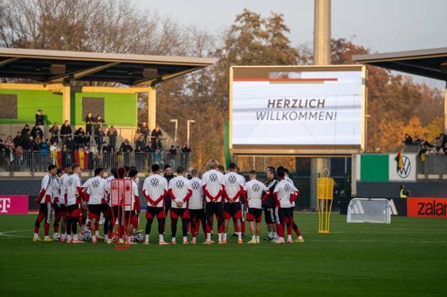 Deutschland, Fussball, DFB, Öffentliches Training am 10.11. in Wolfsburg (AOK-Arena): Mannschaftsbesprechung bevor das Training losgeht Copyright: xSvenxHeidmannx