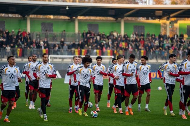 Deutschland, Fussball, DFB, Öffentliches Training am 10.11. in Wolfsburg (AOK-Arena): Aufwärmrunde Felix Nmecha (Mittelfeld, Borussia Dortmund) Oliver Baumann (Tor, TSG Hoffenheim) Serge Gnabry (Mittelfeld, FC Bayern Munchen) Aleksandar Pavlovic (Mittelfeld, FC Bayern Munchen) Jonathan Burkardt (Angriff, Eintracht Frankfurt) Kevin Schade (Angriff, FC Brentford) Copyright: xSvenxHeidmannx