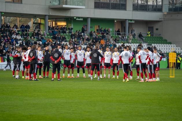 Deutschland, Fussball, DFB, Öffentliches Training am 10.11. in Wolfsburg (AOK-Arena): Die Nationalmannschaft bespricht sich. Julian Nagelsmann (Trainer) Copyright: xSvenxHeidmannx