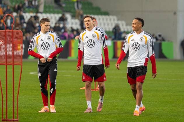Deutschland, Fussball, DFB, Öffentliches Training am 10.11. in Wolfsburg (AOK-Arena): Florian Wirtz (Mittelfeld, FC Liverpool) Said El Mala (Mittelfeld, 1. FC Koln) Felix Nmecha (Mittelfeld, Borussia Dortmund) Copyright: xSvenxHeidmannx