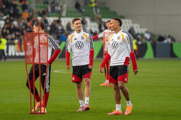 Deutschland, Fussball, DFB, Öffentliches Training am 10.11. in Wolfsburg (AOK-Arena): Florian Wirtz (Mittelfeld, FC Liverpool) Said El Mala (Mittelfeld, 1. FC Koln) Felix Nmecha (Mittelfeld, Borussia Dortmund) Copyright: xSvenxHeidmannx
